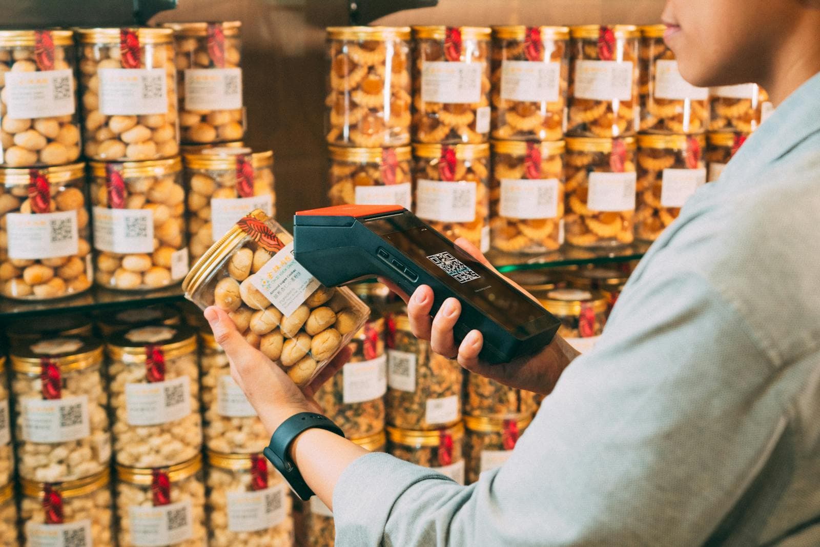 QR-coded food jars being scanned for buyer-facing product traceability